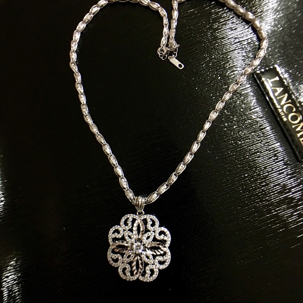 🌸 NWOT Large Pendant Necklace 🌸